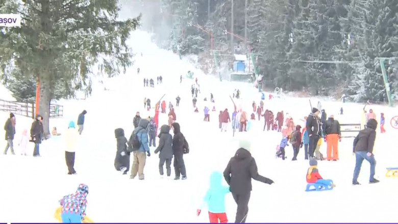 VIDEO Statiunile de la munte, luate cu asalt de turisti dupa prima ninsoare consistenta. Salvamontistii avertizeaza asupra pericolelor Imagine