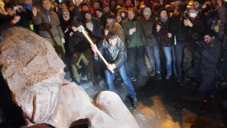 VIDEO. Statuia lui Lenin, daramata si decapitata la Kiev Imagine