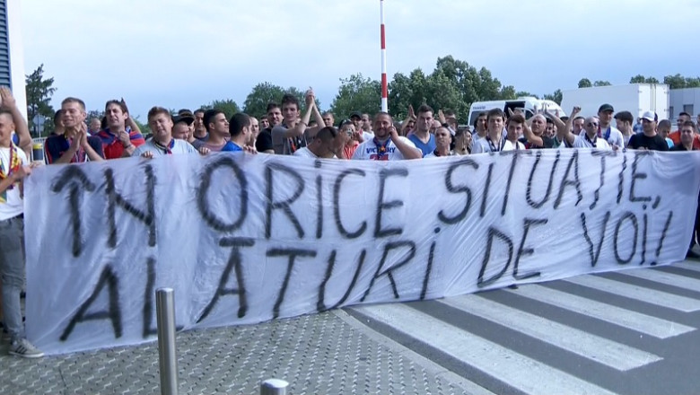 VIDEO. Steaua a fost asteptata de 100 de fani la aeroport Imagine