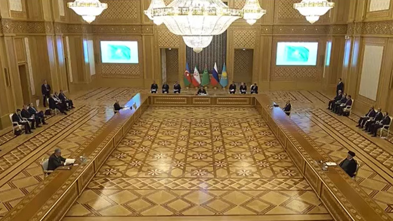 VIDEO Summit-ul NATO vs summit-ul lui Putin. Masa uriasa, aproape goala, la care a stat presedintele rus Imagine