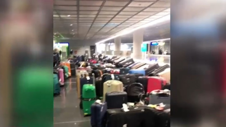 VIDEO. Sute de bagaje au ramas abandonate pe aeroportul din Frankfurt, dupa ce mai multe zboruri au fost anulate Imagine
