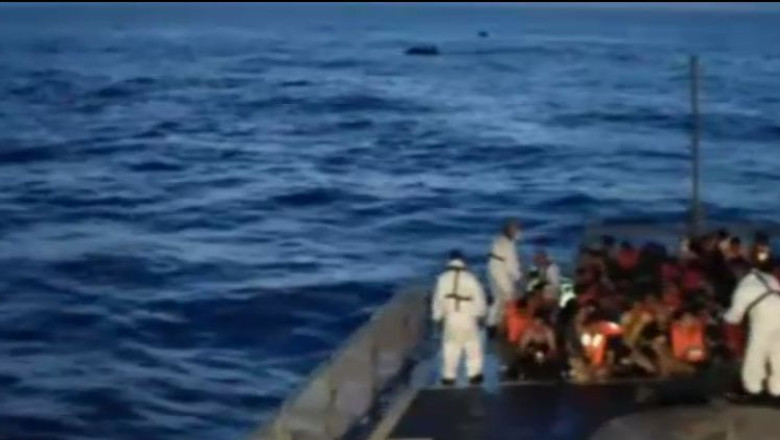 VIDEO Sute de imigranti sirieni incearca sa ajunga la mal dupa ce vasul lor a fost scufundat Imagine