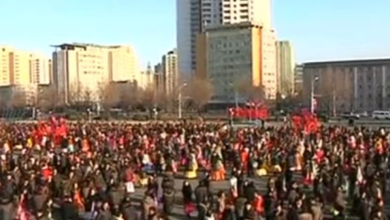 VIDEO. Sute de nord-coreeni au dansat pentru liderul suprem de la Phenian Imagine