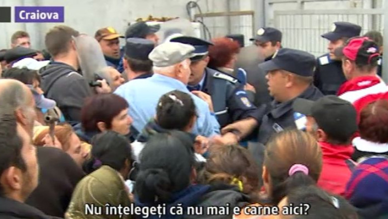VIDEO. Sute de oameni s-au imbrancit, la Craiova, pentru alimentele gratuite de la UE Imagine