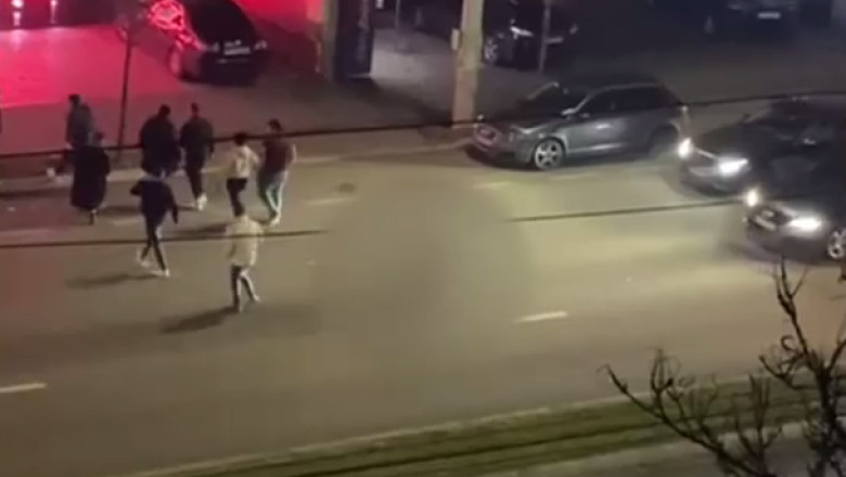 VIDEO. Tanar batut cu bestialitate si lasat inconstient in mijlocul strazii, printre masini. Politia ii cauta pe agresori Imagine