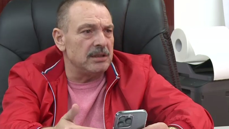 VIDEO. Telefoane de lux din bani publici, intr-o comuna fara strazi asfaltate. Localnic: Primarul e prost sa dea banii lui? Imagine