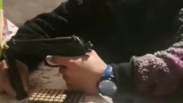 VIDEO. Tineri retinuti dupa ce au pus pe internet un video in care se jucau si trageau cu un pistol Imagine