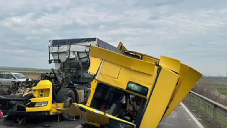 VIDEO. TIR facut bucati dupa o coliziune cu un alt autocamion. Unul dintre soferi a fost preluat de elicopterul SMURD Imagine