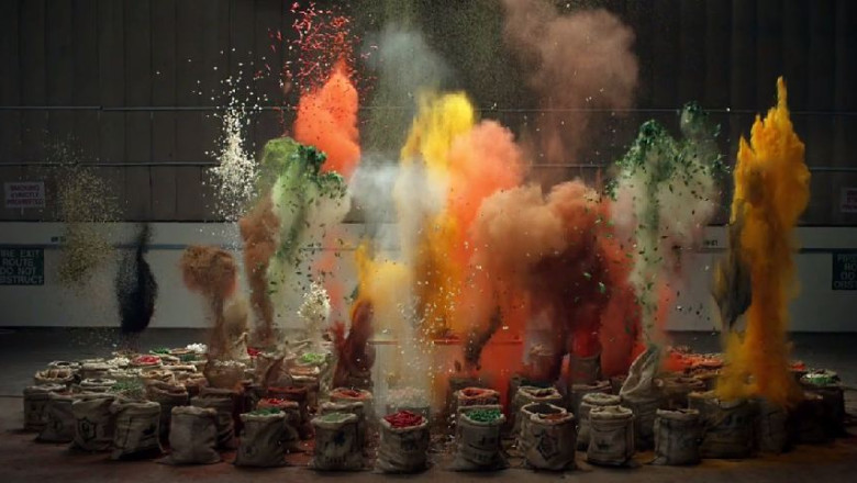 VIDEO Tone de condimente aruncate in aer pentru un spectacol de culoare Imagine