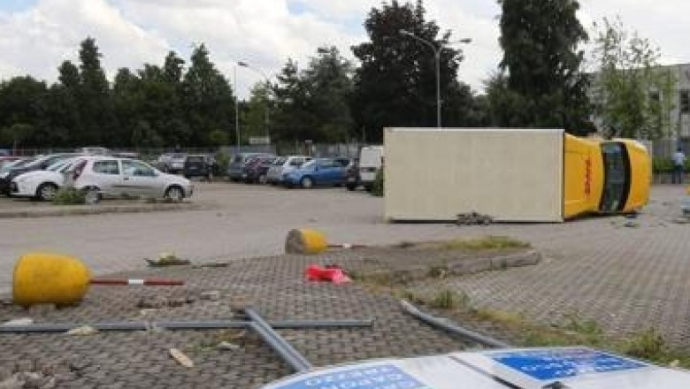 VIDEO Tornada in nordul Italiei. Furtuna a provocat pagube la periferia orasului Milano Imagine