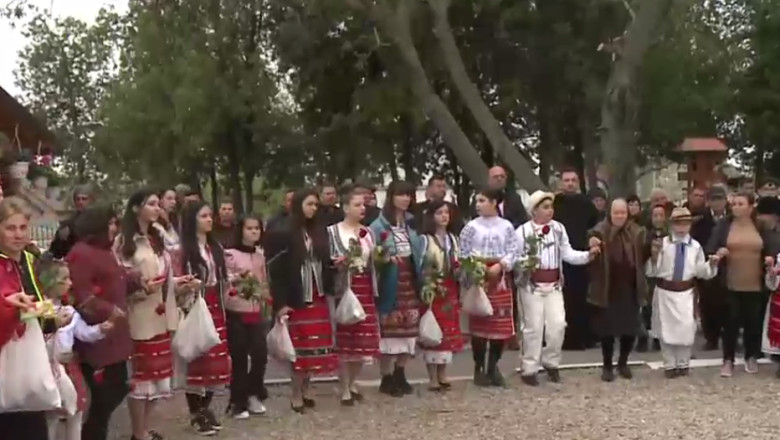 VIDEO. Traditie iesita din comun, in a doua zi de Paste: „Hora de pomana” in cimitir Imagine
