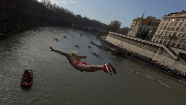 VIDEO. Traditii de inceput de an. Italienii se intrec intr-un concurs de sarituri in apele Tibrului Imagine