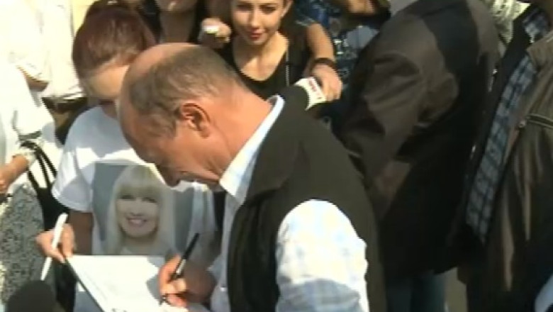 VIDEO. Traian Basescu a semnat pentru candidatura Elenei Udrea la Cotroceni Imagine