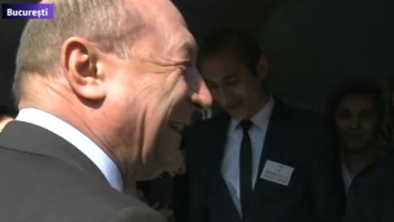 VIDEO. Traian Basescu a semnat petitia impotriva accizei la benzina Imagine