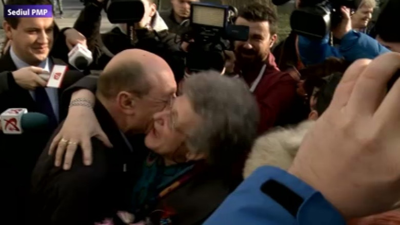 VIDEO. Traian Basescu, luat cu asalt de femei la sediul PMP Imagine