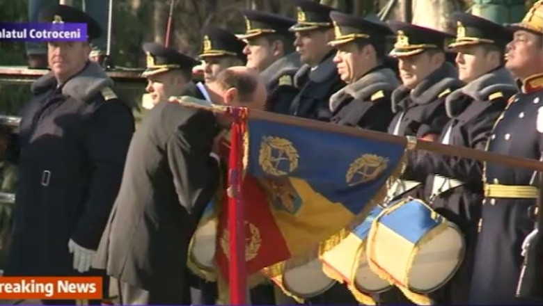 VIDEO. Traian Basescu saruta drapelul Romaniei Imagine