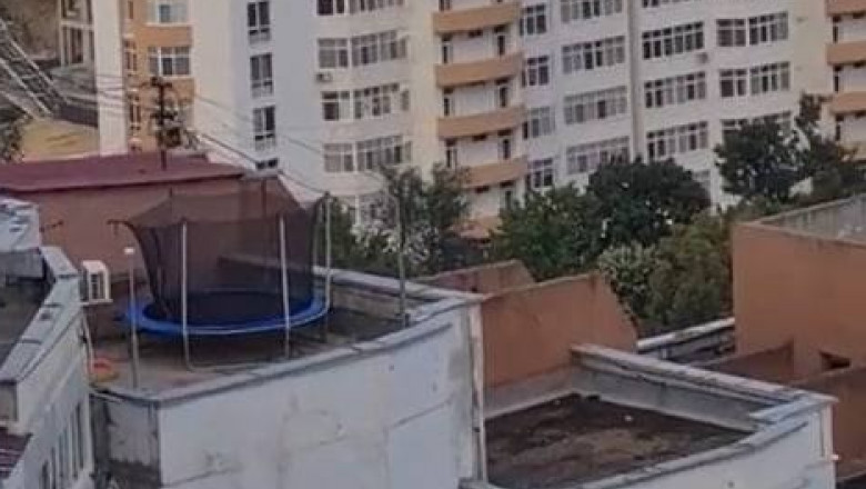 VIDEO. Trambulina pentru copii, montata pe acoperisul unui bloc cu 17 etaje, in Chisinau Imagine