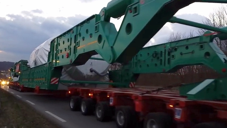 VIDEO Transport gigantic pe soselele din Franta: O turbina de gaz pe o platforma de lungimea unui teren de fotbal Imagine