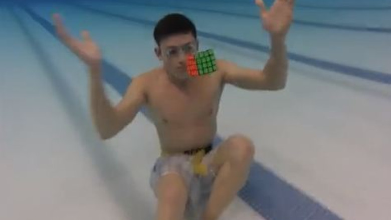 VIDEO. Trei cuburi Rubik rezolvate sub apa in 60 de secunde Imagine