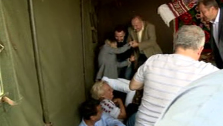 VIDEO. Trei ministri s-au rasturnat cu banca la Festivalul Usturoiului  Imagine