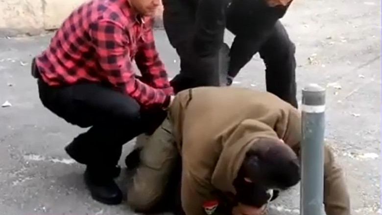 VIDEO. Trei politisti au fost amenintati cu cutitul de un barbat, in centrul Capitalei Imagine