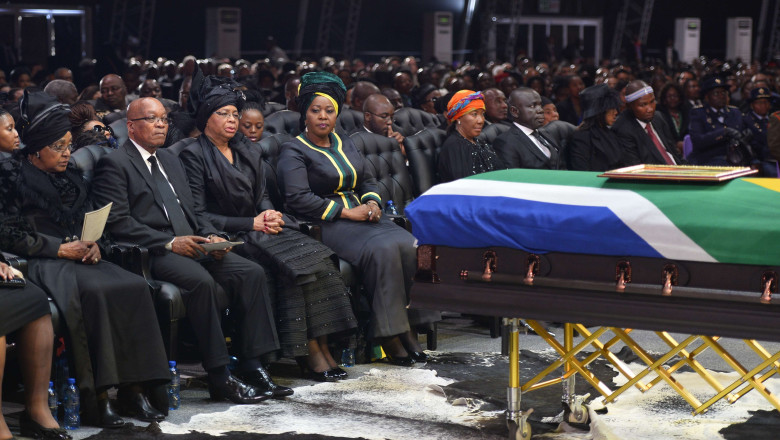 VIDEO. Trupul liderului sud-african Nelson Mandela este inhumat azi in satul natal Imagine