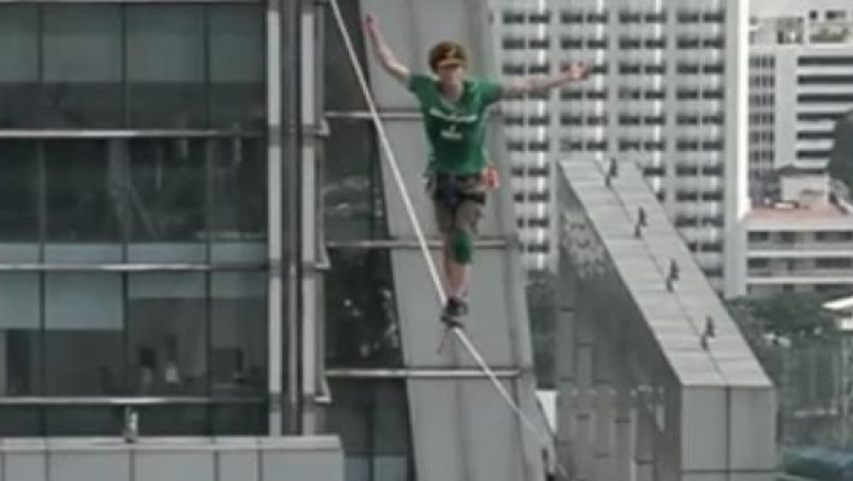 VIDEO. Un american fara teama de inaltime. El a doborat recordul mondial la mersul pe coarda elastica Imagine