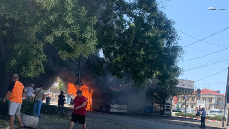VIDEO Un autobuz a ars intr-o statie de transport in comun din Ploiesti Imagine
