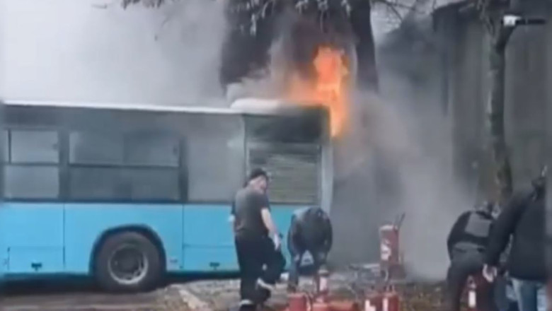 VIDEO Un autobuz STB a luat foc la Autobaza Nordului din Bucuresti Imagine