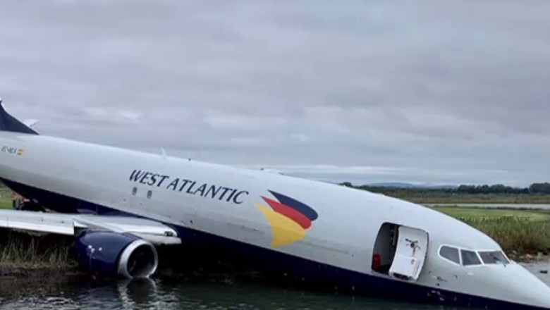 VIDEO. Un avion a ratat aterizarea si a ajuns intr-un iaz de la capatul pistei Imagine