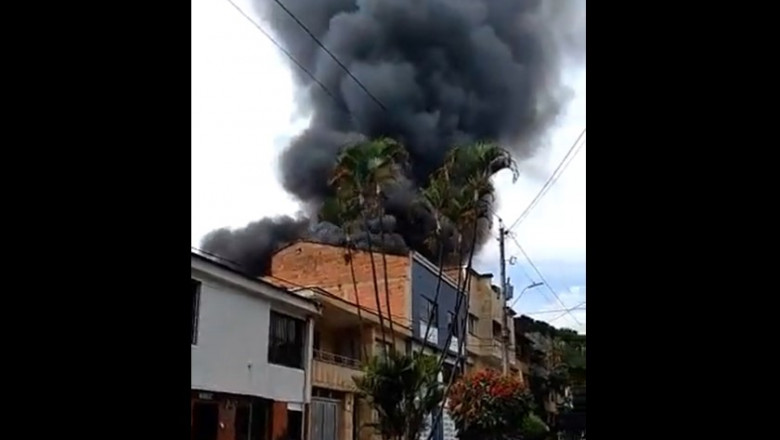 VIDEO Un avion cu 8 oameni la bord s-a prabusit peste un cartier rezidential in orasul columbian Medellin Imagine