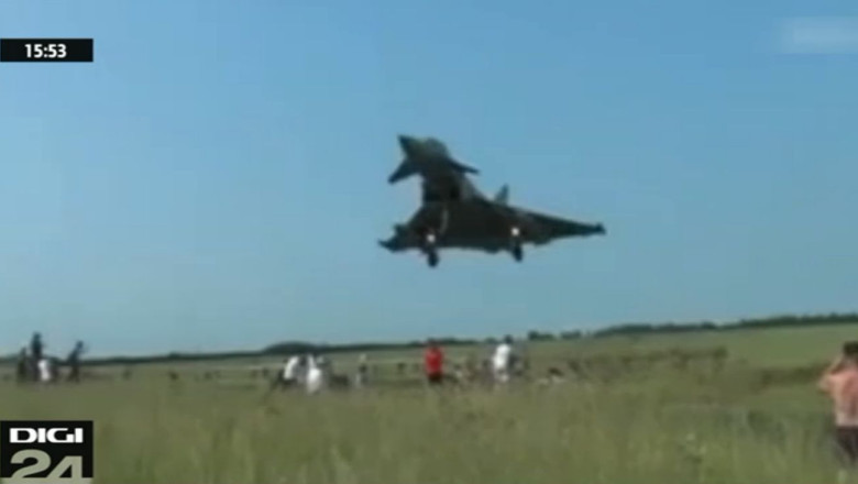VIDEO. Un avion de lupta a trecut la trei metri deasupra spectatorilor Imagine