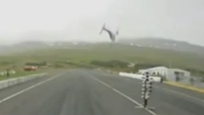 VIDEO. Un avion s-a prabusit pe o pista unde era organizata o cursa de masini Imagine