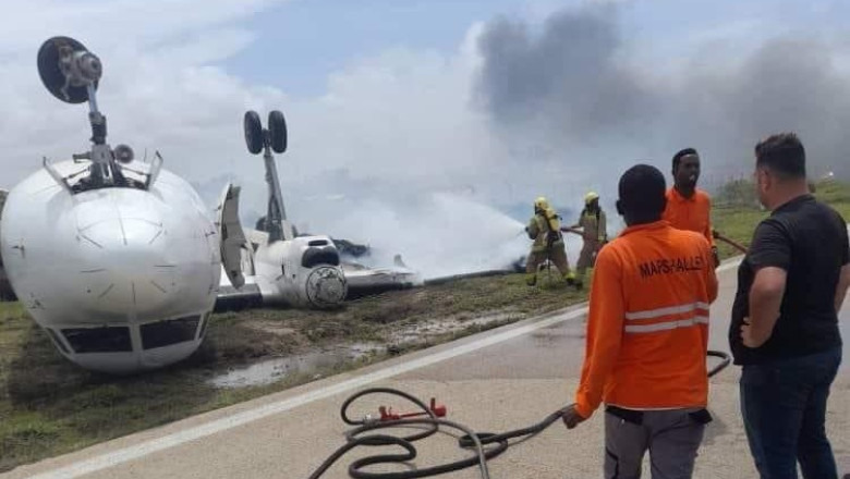 VIDEO Un avion s-a rasturnat in timpul aterizarii, in Somalia. Toti pasagerii au supravietuit Imagine