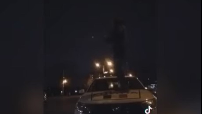 VIDEO Un baiat din Ploiesti s-a urcat pe o masina de politie si a inceput sa danseze pe manele Imagine