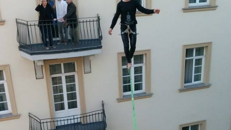 VIDEO. Un banatean a traversat distanta dintre doua cladiri pe o banda elastica de doi centimetri Imagine