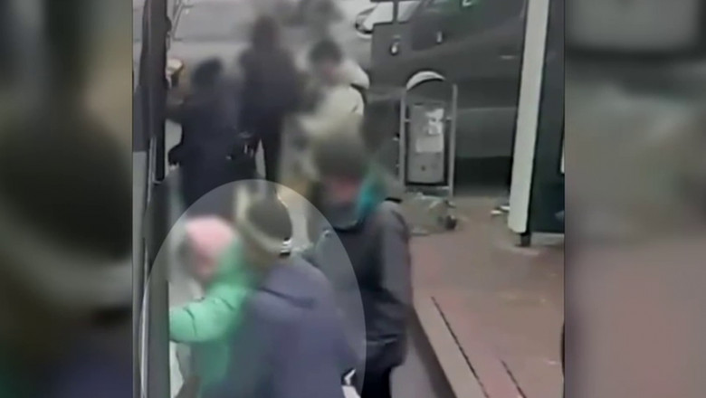 VIDEO. Un barbat a fost prins de politisti in timp ce fura telefonul unei femei cand urca in autobuz. Toata scena a fost filmata Imagine