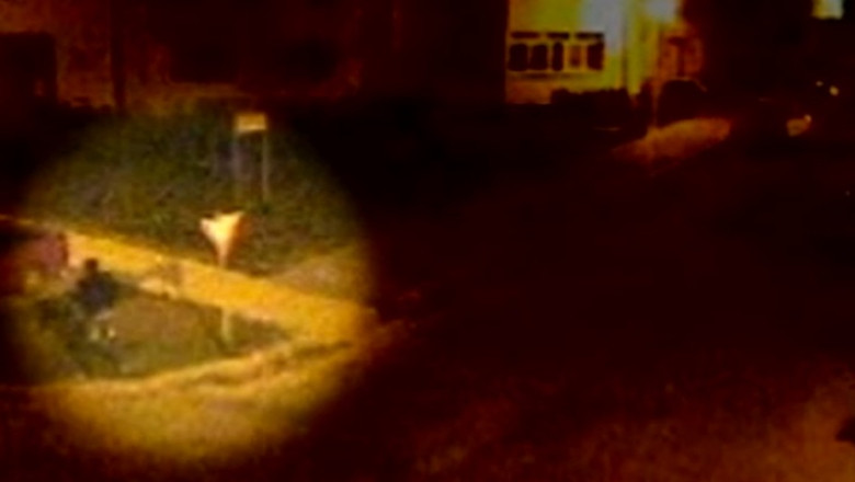 VIDEO. Un barbat s-a luat la bataie cu un indicator rutier Imagine