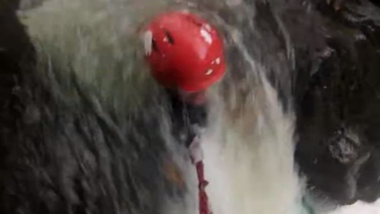 VIDEO Un britanic, blocat cu caiacul pe un rau, a fost salvat de prieteni Imagine