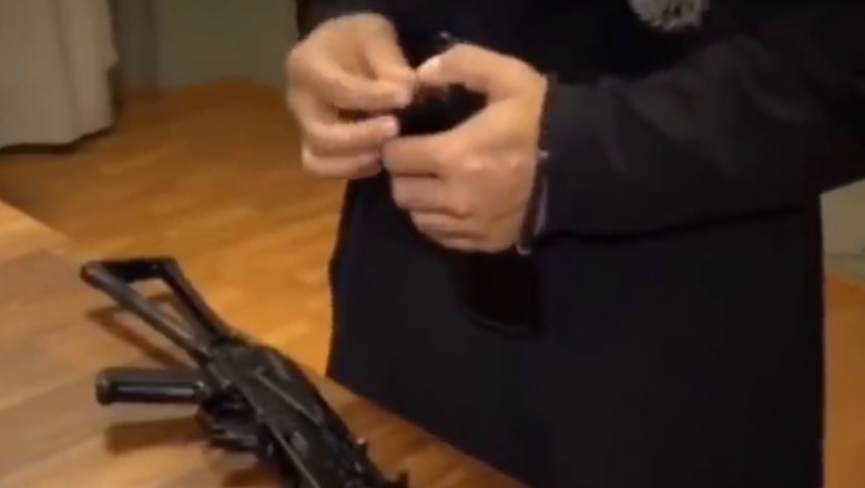 VIDEO. Un calugar ii invata pe soldatii rusi cum se incarca in stil ortodox un Kalasnikov Imagine