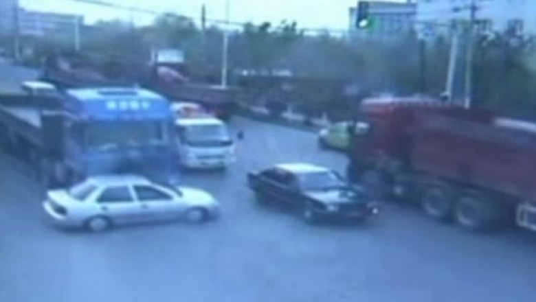 VIDEO. Un camion a acrosat o masina si a tarat-o 500 de metri Imagine