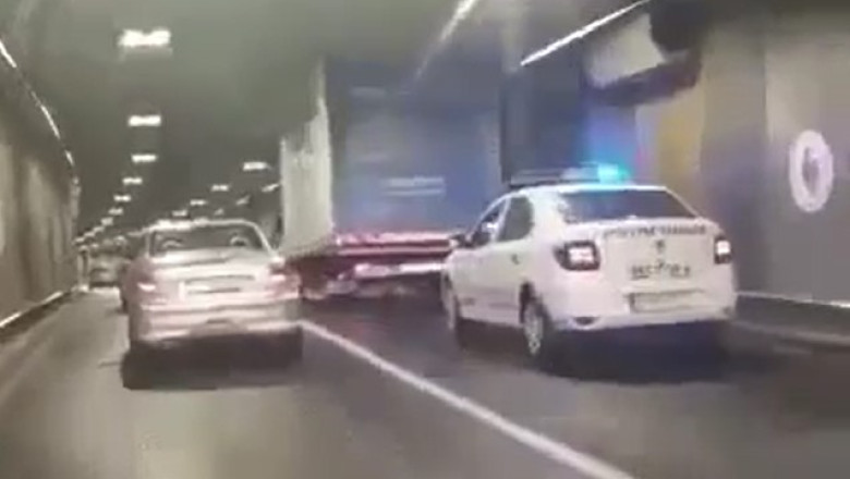 VIDEO Un camion a ramas blocat in Pasajul Unirii. Soferul a fost amendat de doua ori Imagine