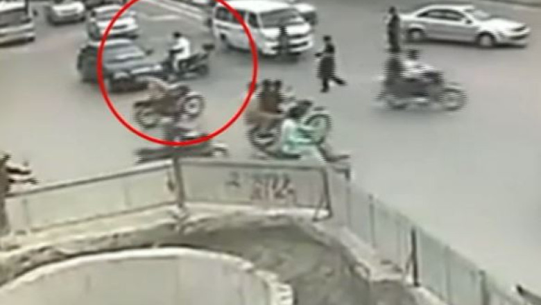 VIDEO Un chinez a cazut intr-o canalizare dupa ce a trecut prin patru accidente succesiv Imagine