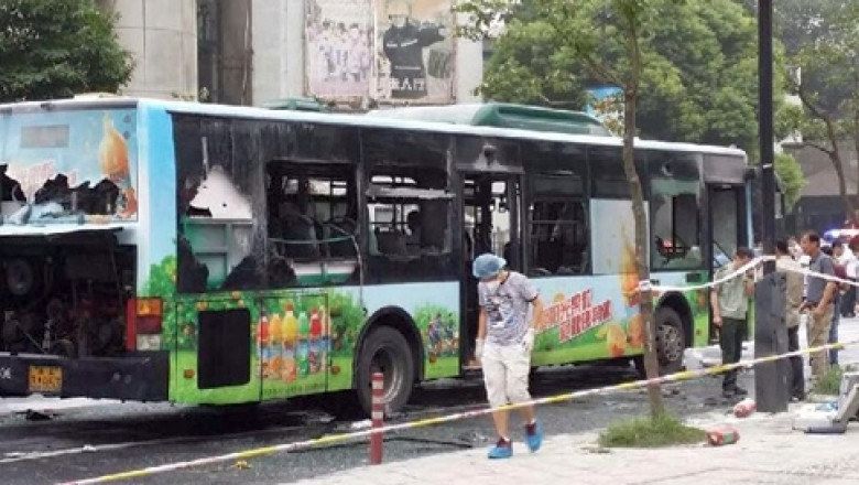 VIDEO Un chinez incendiaza un autobuz. 32 de persoane, inclusiv atacatorul, au fost ranite Imagine