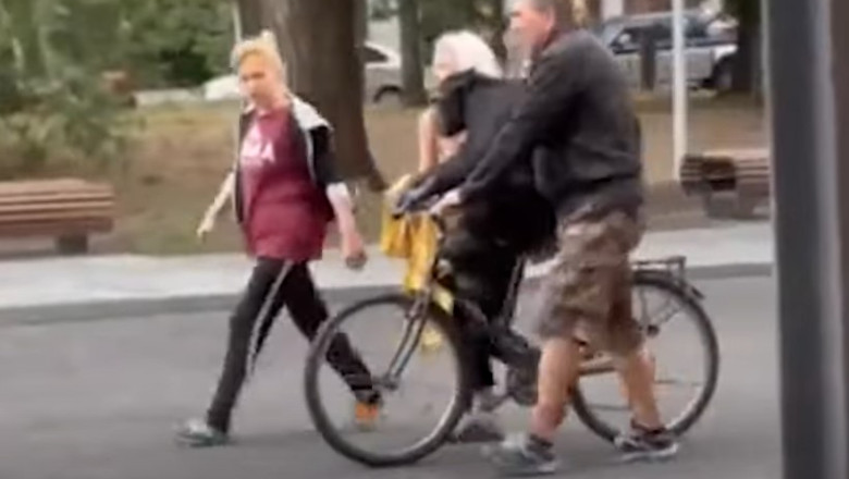 VIDEO. Un cimpanzeu fugar din Harkov se intoarce la gradina zoologica pe bicicleta si cu o haina de ploaie Imagine