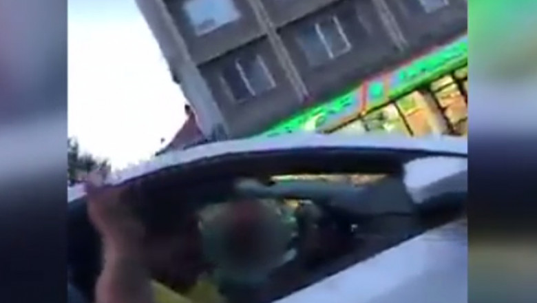 VIDEO. Un copil de aproximativ 10 ani a fost filmat la volan, in trafic Imagine