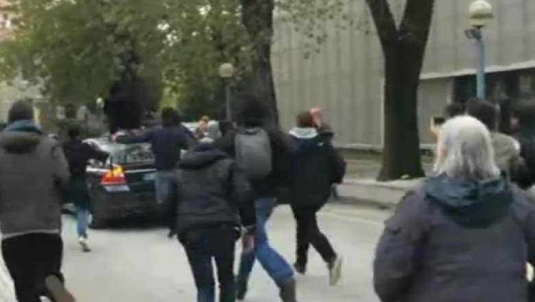 VIDEO. Un europarlamentar italian, la un pas de a fi luat la bataie de romi Imagine