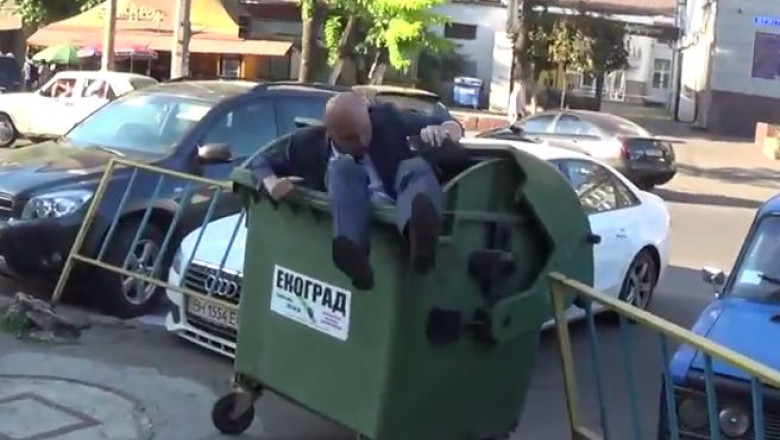 VIDEO. Un functionar din Ucraina, acuzat ca a furat banii destinati copiilor refugiati, a fost aruncat la gunoi Imagine