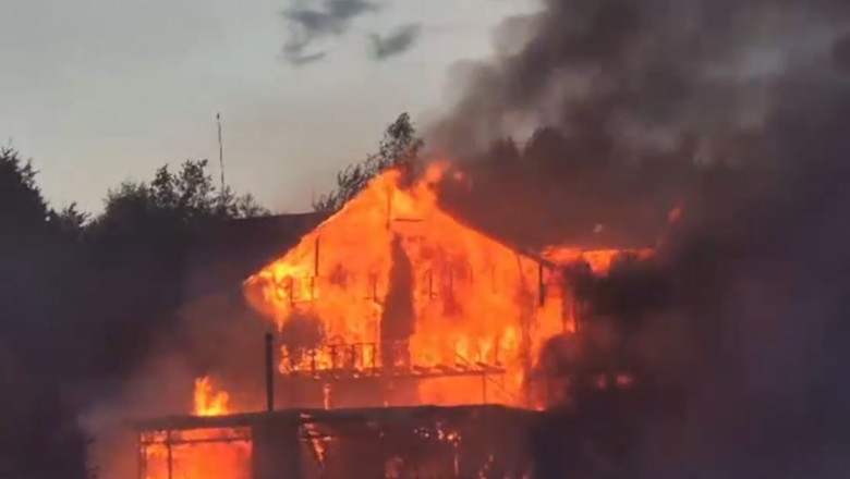 VIDEO Un incendiu puternic a izbucnit la grajdul unei pensiuni din Rasnov. Arafat: Cel mai important lucru este ca n-avem victime Imagine