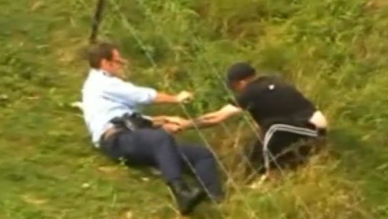 VIDEO. Un infractor din Australia a incercat sa fure arma unui politist in timpul unei urmariri Imagine